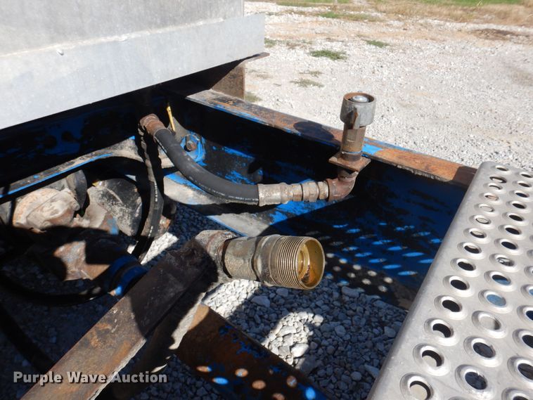 image for item DP0392 1997 International 9400  semi truck