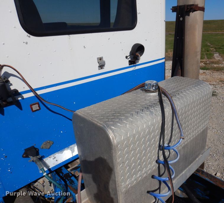 image for item DP0392 1997 International 9400  semi truck