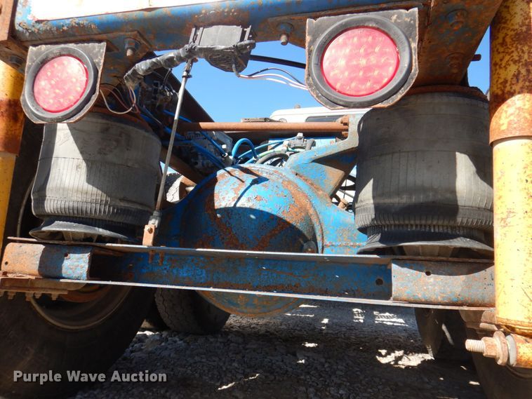 image for item DP0392 1997 International 9400  semi truck