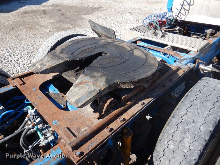 image for item DP0392 1997 International 9400  semi truck