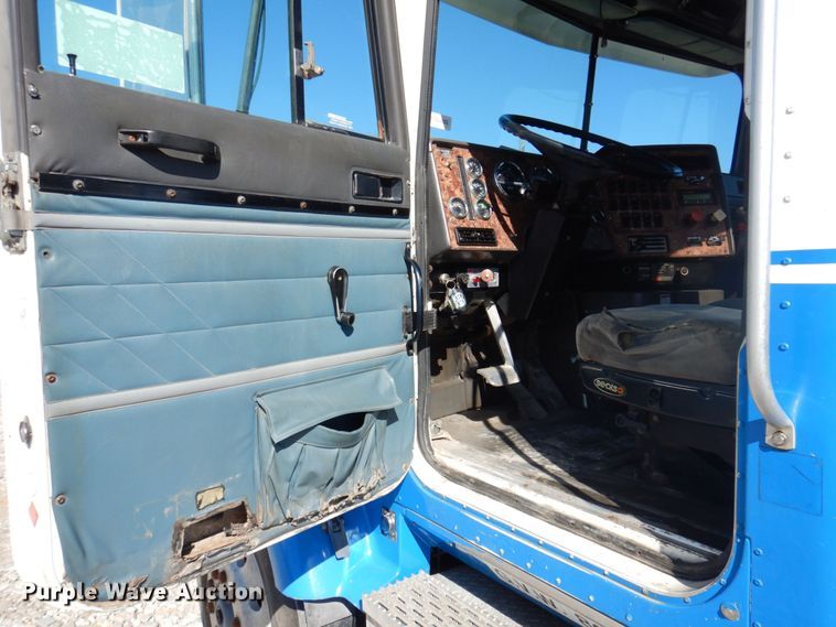 image for item DP0392 1997 International 9400  semi truck