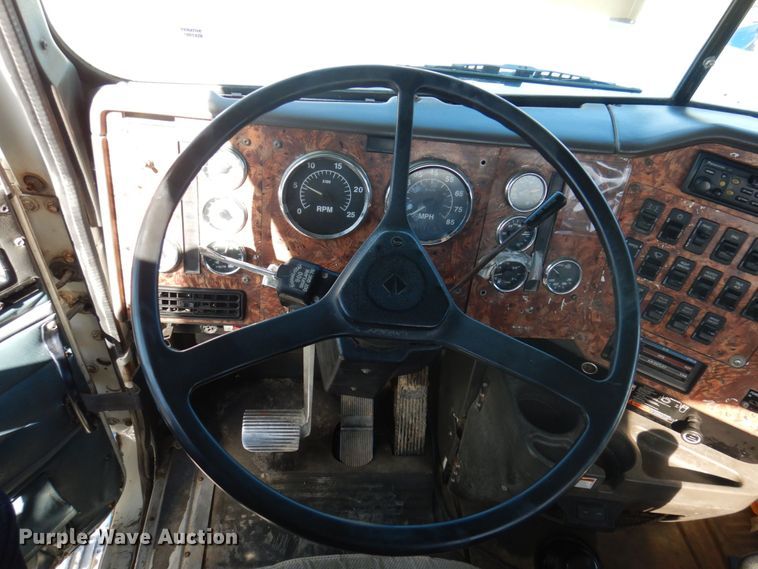 image for item DP0392 1997 International 9400  semi truck