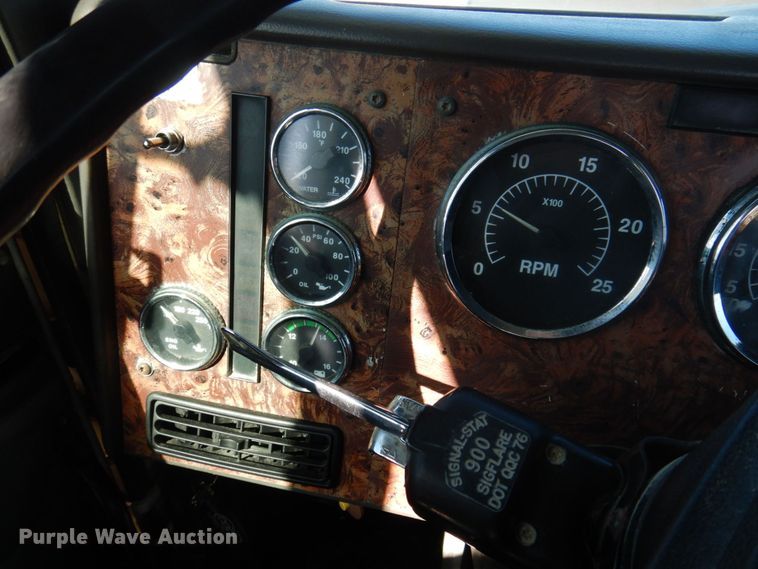 image for item DP0392 1997 International 9400  semi truck