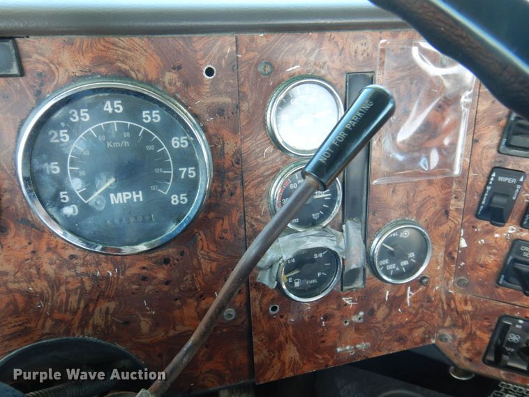 image for item DP0392 1997 International 9400  semi truck