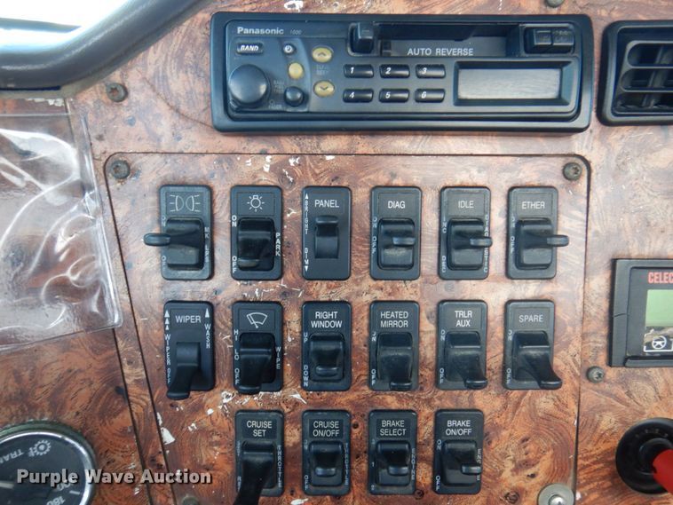 image for item DP0392 1997 International 9400  semi truck