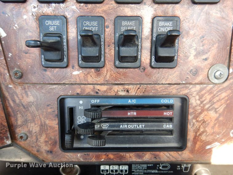 image for item DP0392 1997 International 9400  semi truck