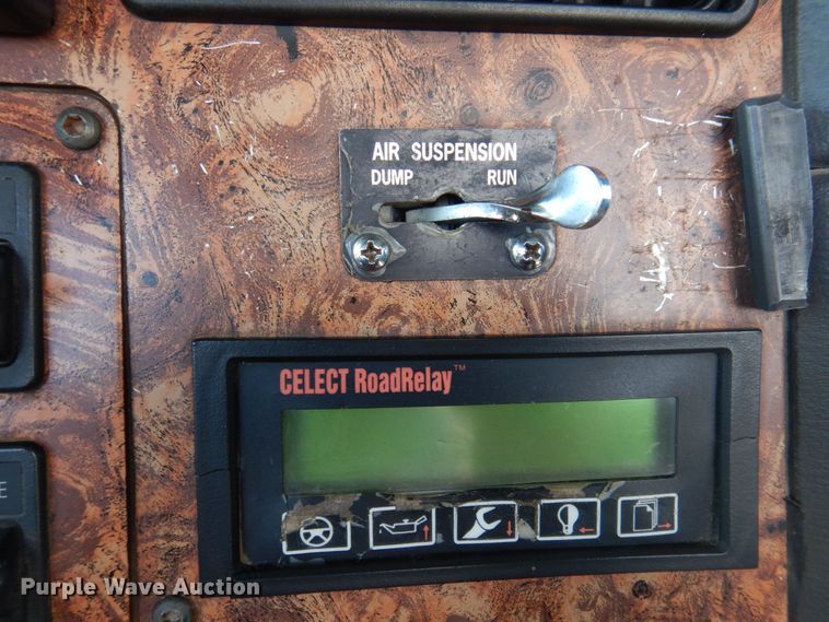 image for item DP0392 1997 International 9400  semi truck