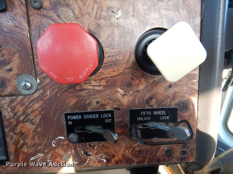 image for item DP0392 1997 International 9400  semi truck