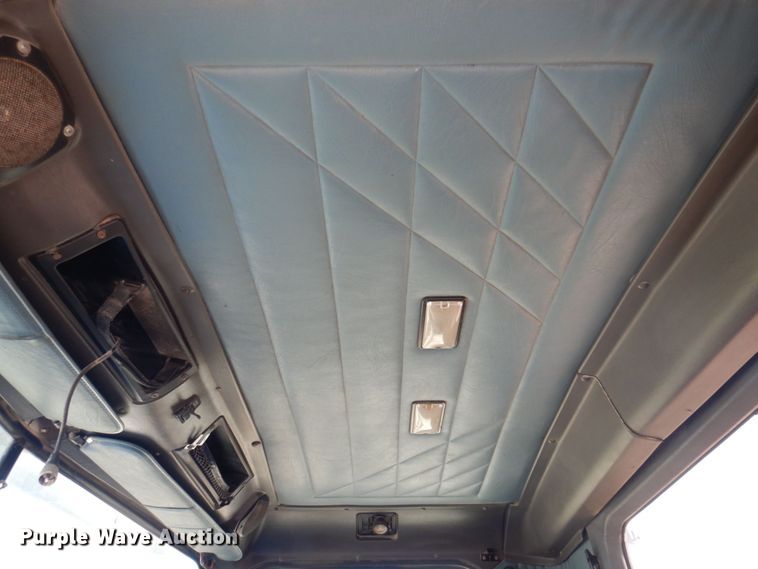 image for item DP0392 1997 International 9400  semi truck