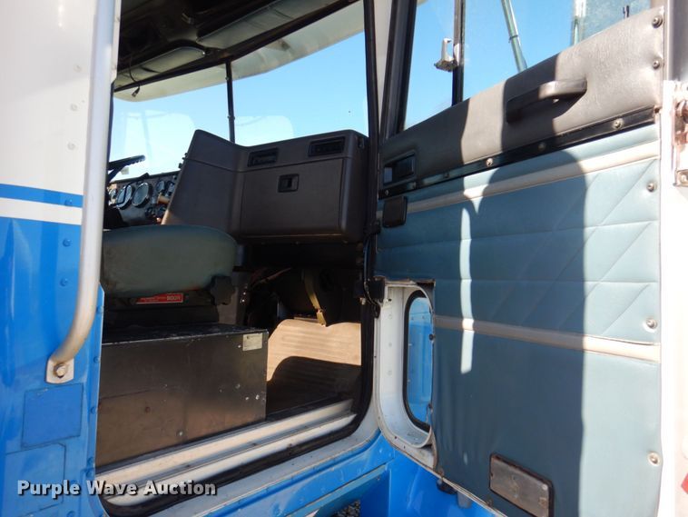 image for item DP0392 1997 International 9400  semi truck