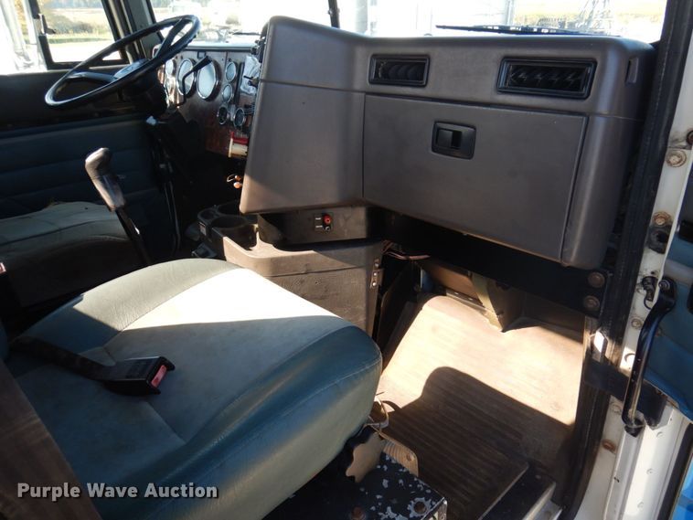 image for item DP0392 1997 International 9400  semi truck