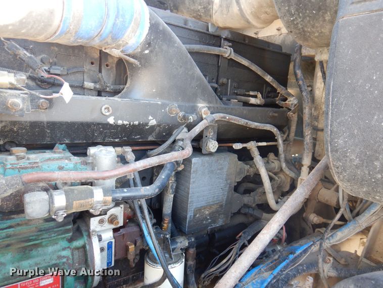 image for item DP0392 1997 International 9400  semi truck