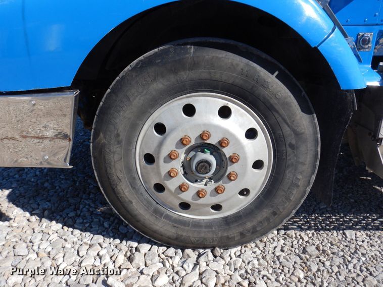 image for item DP0392 1997 International 9400  semi truck