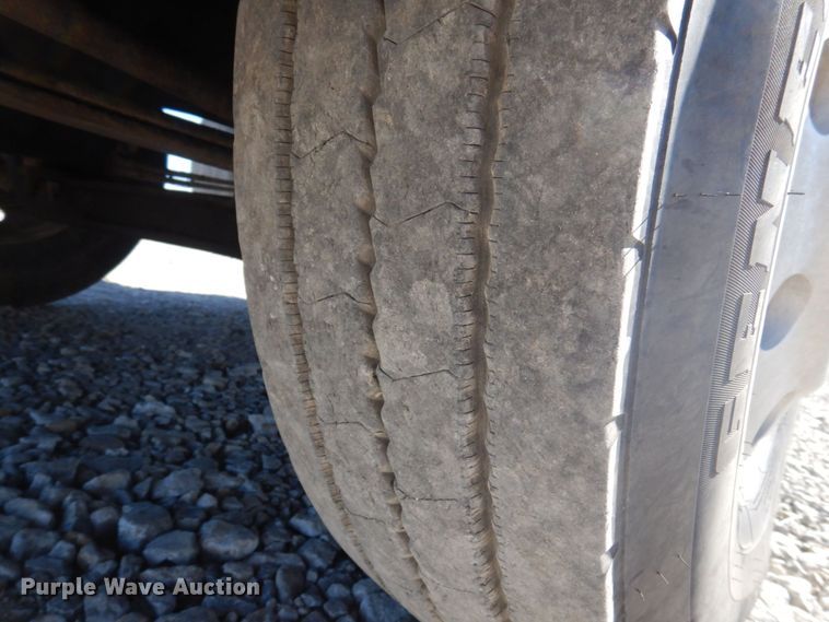 image for item DP0392 1997 International 9400  semi truck