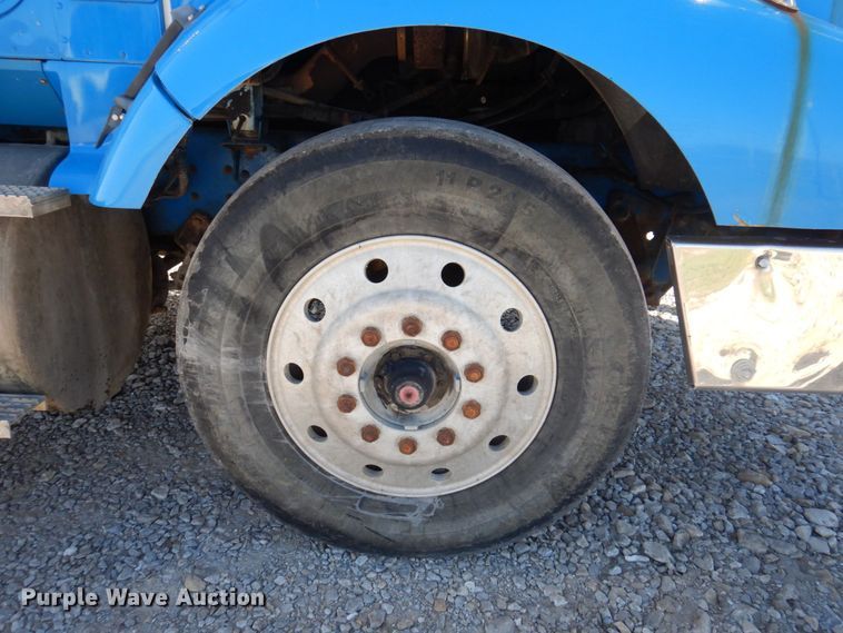 image for item DP0392 1997 International 9400  semi truck