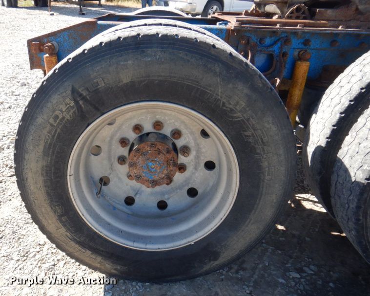 image for item DP0392 1997 International 9400  semi truck