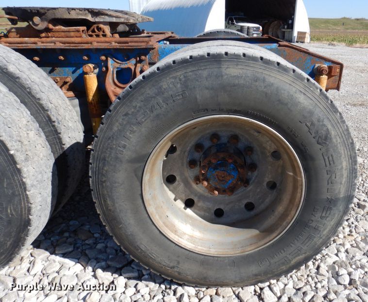 image for item DP0392 1997 International 9400  semi truck