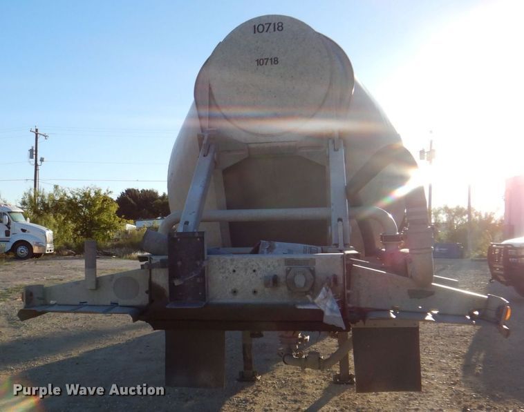 image for item DQ1869 2006 Heil  pneumatic dry bulk trailer