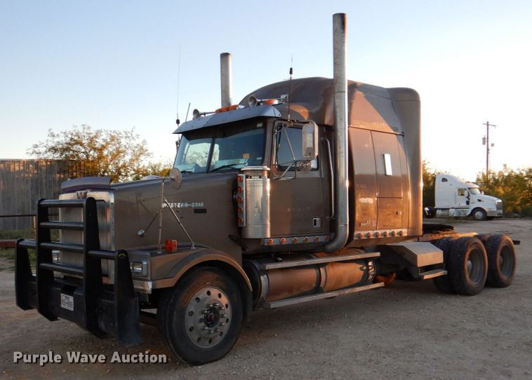 image for item DQ1870 2004 Western Star 4900FA  semi truck