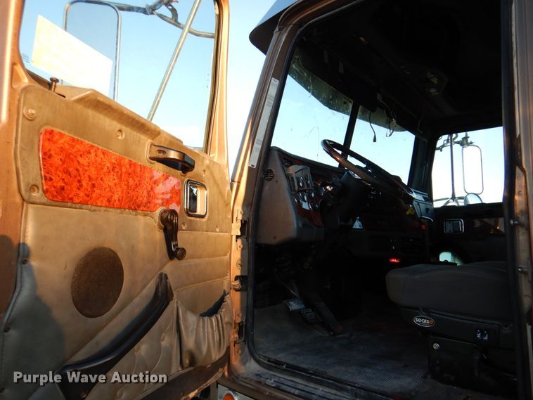 image for item DQ1870 2004 Western Star 4900FA  semi truck