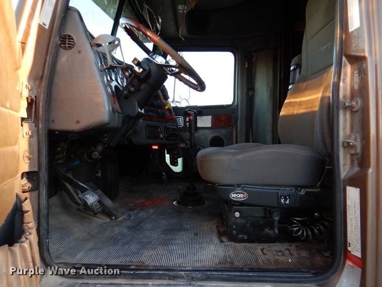 image for item DQ1870 2004 Western Star 4900FA  semi truck