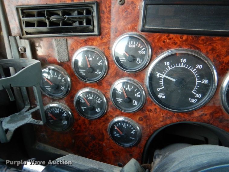 image for item DQ1870 2004 Western Star 4900FA  semi truck