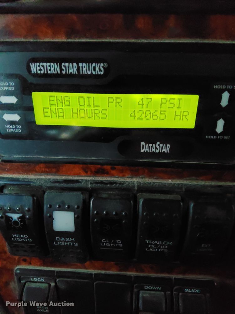 image for item DQ1870 2004 Western Star 4900FA  semi truck