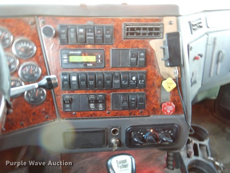 image for item DQ1870 2004 Western Star 4900FA  semi truck