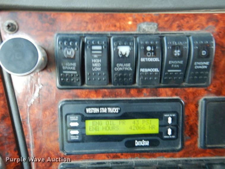 image for item DQ1870 2004 Western Star 4900FA  semi truck