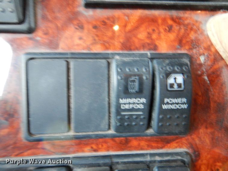 image for item DQ1870 2004 Western Star 4900FA  semi truck