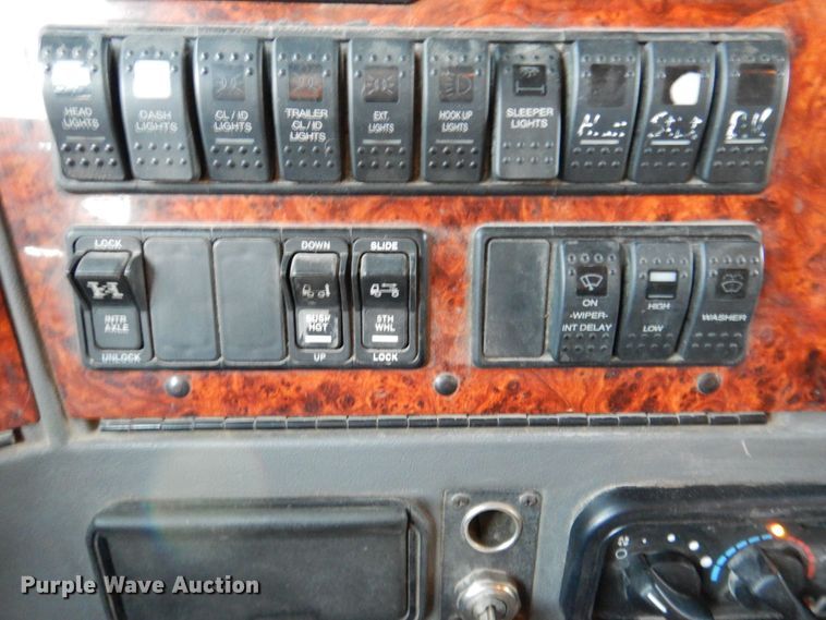 image for item DQ1870 2004 Western Star 4900FA  semi truck