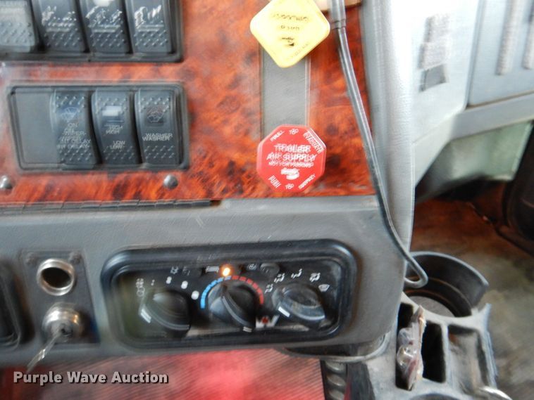 image for item DQ1870 2004 Western Star 4900FA  semi truck