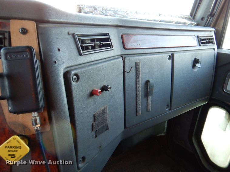 image for item DQ1870 2004 Western Star 4900FA  semi truck