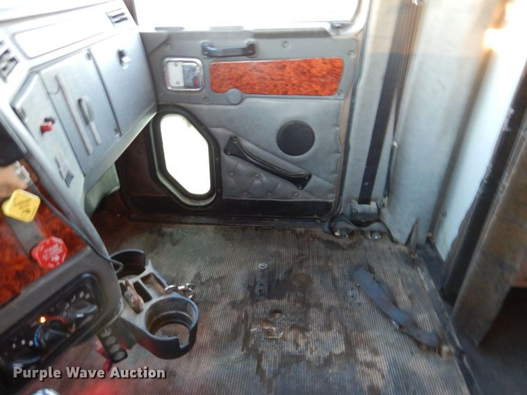 image for item DQ1870 2004 Western Star 4900FA  semi truck