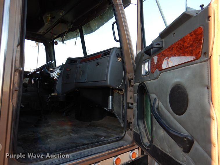 image for item DQ1870 2004 Western Star 4900FA  semi truck