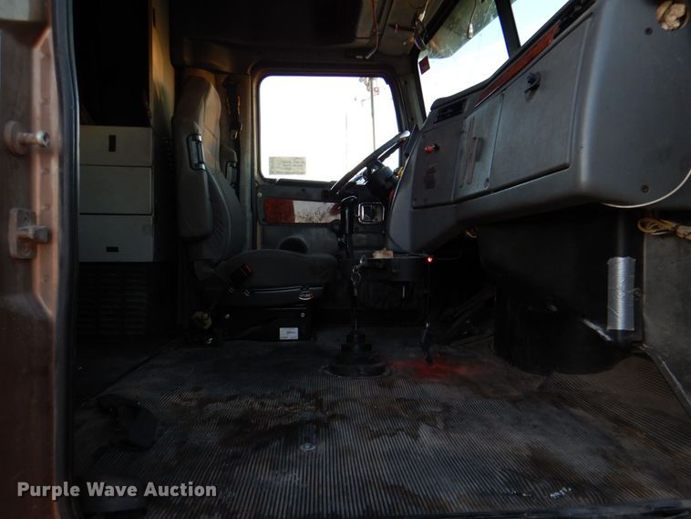 image for item DQ1870 2004 Western Star 4900FA  semi truck