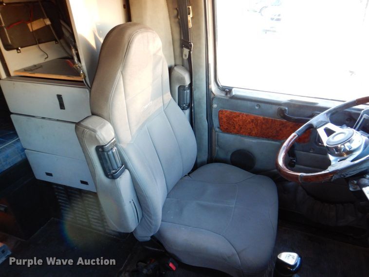 image for item DQ1870 2004 Western Star 4900FA  semi truck