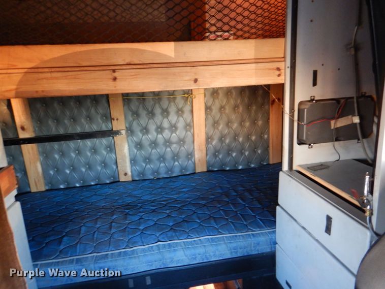 image for item DQ1870 2004 Western Star 4900FA  semi truck