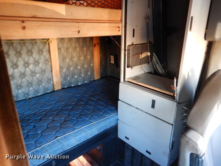 image for item DQ1870 2004 Western Star 4900FA  semi truck