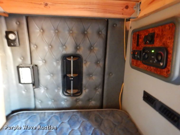 image for item DQ1870 2004 Western Star 4900FA  semi truck