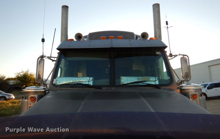 image for item DQ1870 2004 Western Star 4900FA  semi truck