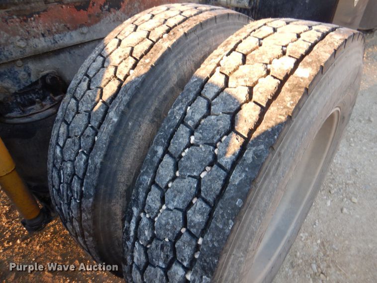 image for item DQ1870 2004 Western Star 4900FA  semi truck