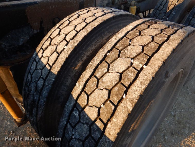 image for item DQ1870 2004 Western Star 4900FA  semi truck