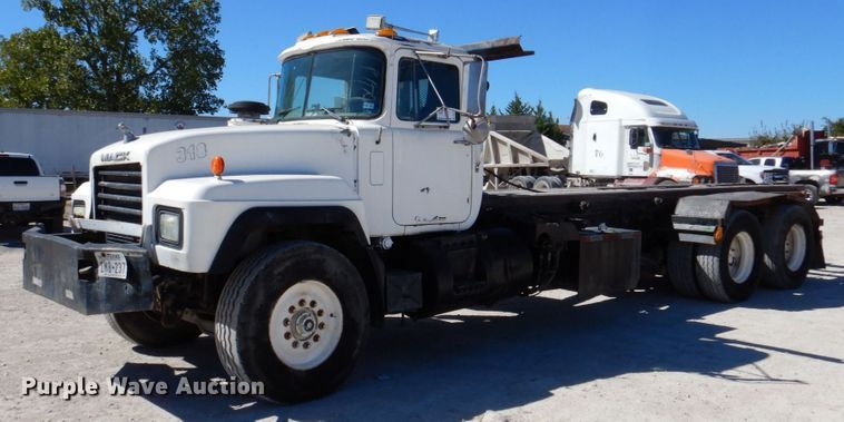 image for item DQ1871 1999 Mack RD688S  roll-off container truck