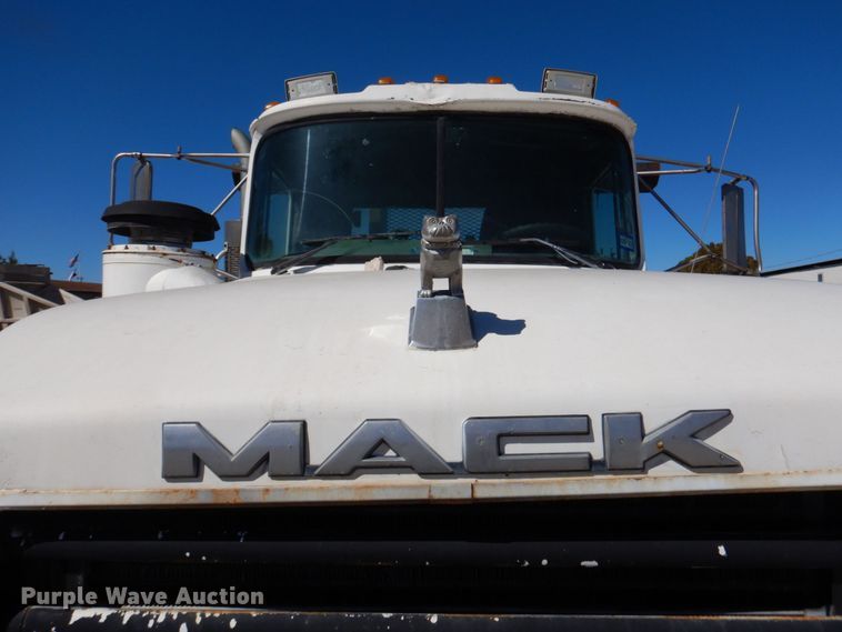 image for item DQ1871 1999 Mack RD688S  roll-off container truck