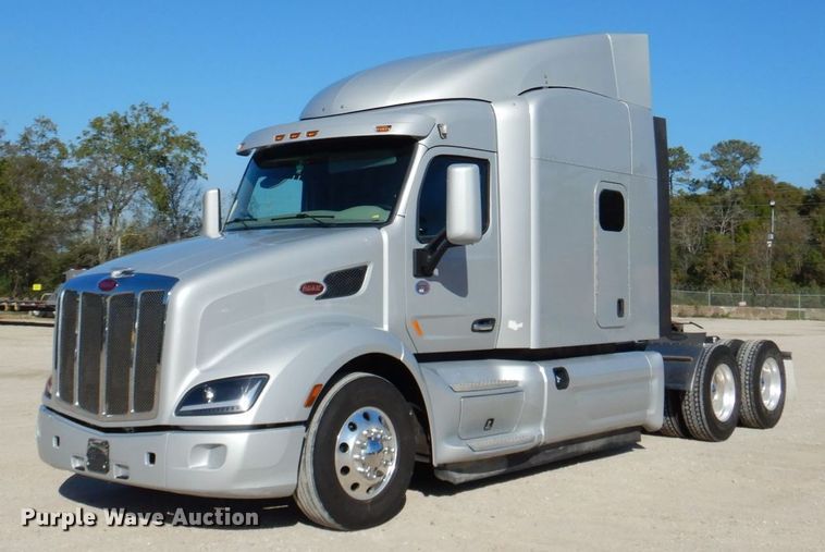 image for item DQ1878 2019 Peterbilt 579  semi truck