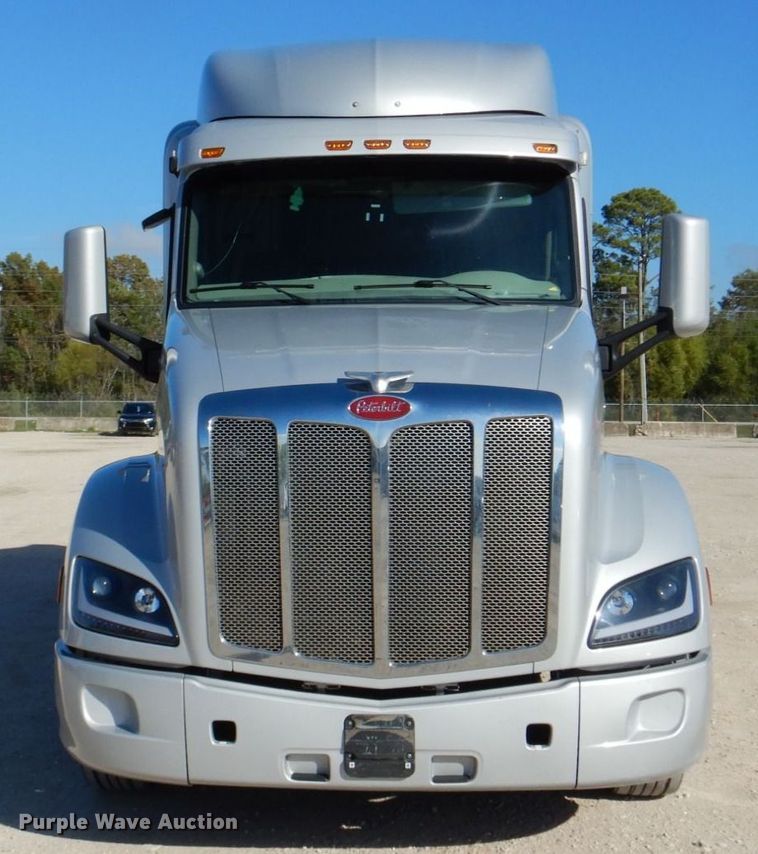 image for item DQ1878 2019 Peterbilt 579  semi truck