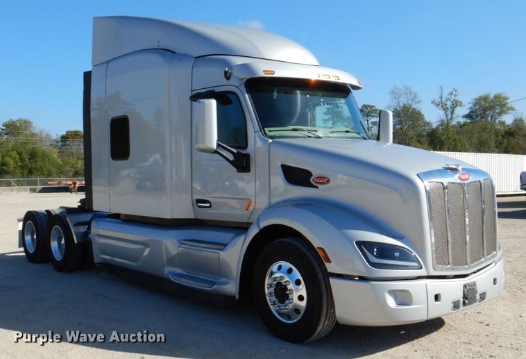 image for item DQ1878 2019 Peterbilt 579  semi truck