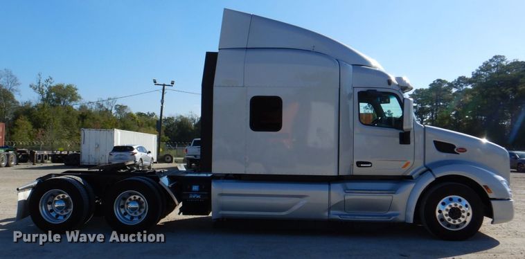 image for item DQ1878 2019 Peterbilt 579  semi truck