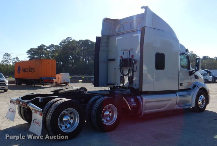 image for item DQ1878 2019 Peterbilt 579  semi truck